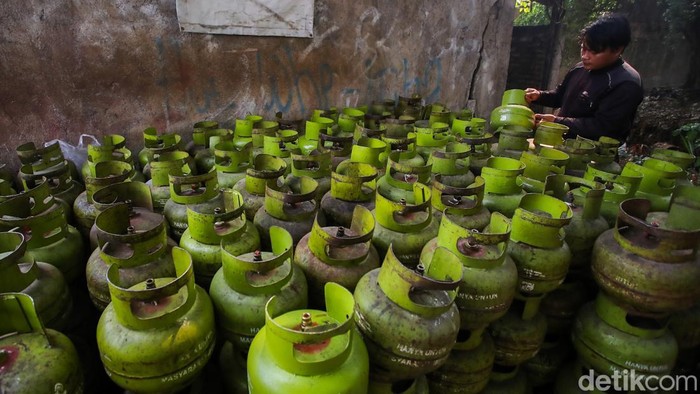 Pekerja membongkar tabung elpiji tiga kilogram di agen penjualan elpiji, Pasar Rebo, Jakarta, Rabu (16/9/2026).