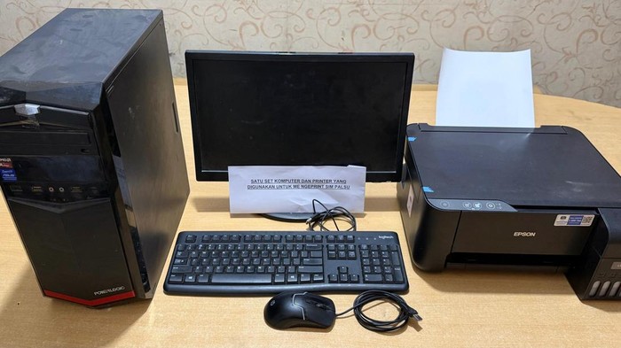 Perangkat komputer dan printer yang digunakan sindikat di Siak, Riau untuk memalsukan SIM, Rabu (16/9/2026).