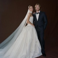 Pada hari pernikahannya, Claudia Sulewski yang dikenal sebagai pembawa acara dan aktris, sekaligus pendiri CYKLAR Skincare mengenakan gaun pengantin Oscar de la Renta. Sedangkan Finneas memakai setelan custom dari Prada. Foto: Dok. Instagram VogueWedding, Claudia Sulewski