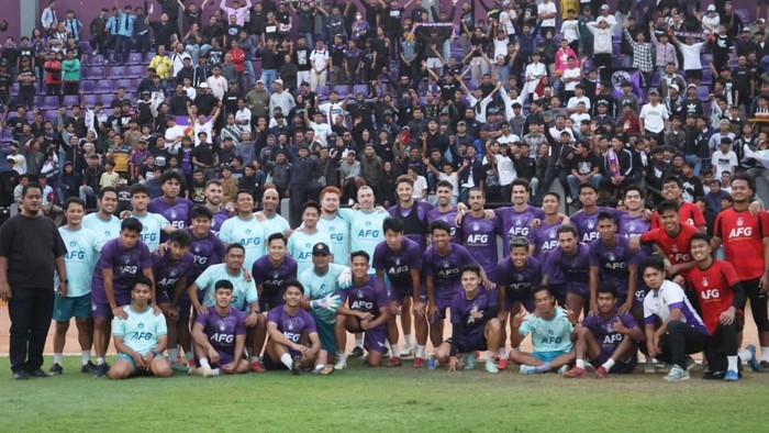 Ribuang Persikmania datangi sesi latihan Tim Persik untuk memberi dukungan dan semangat jelang tandang melawan Arema FC