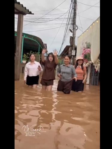 Pesta pernikahan di Vietnam, viral usai diterjang banjir. Para tamu tetap ceria santap hidangan berdiri di tengah genangan air setinggi lutut.
