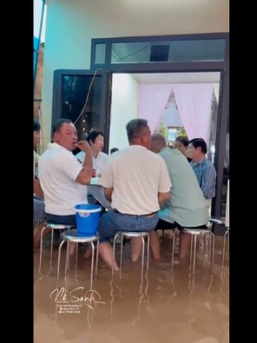 Pesta pernikahan di Vietnam, viral usai diterjang banjir. Para tamu tetap ceria santap hidangan berdiri di tengah genangan air setinggi lutut.
