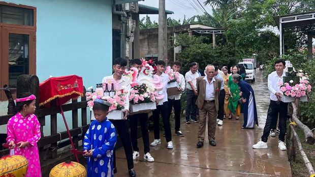 Pesta pernikahan di Vietnam, viral usai diterjang banjir. Para tamu tetap ceria santap hidangan berdiri di tengah genangan air setinggi lutut.