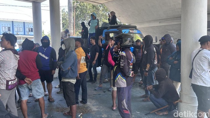Petani di Pinrang, Sulsel, menggeruduk DPRD karena kekeringan. Mereka keluhkan distribusi air yang tidak merata.