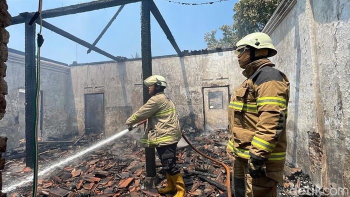 Petugas Damkar saat memadamkan api rumah terbakar di Kelurahan Ngadirejo, Kecamatan Kartasura, Kabupaten Sukoharjo, Rabu (16/9/2026).