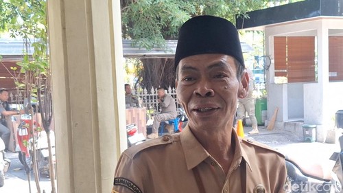 Plt Kepala Dukcapil Kota Mataram, Mansyur saat diwawancarai Selasa (15/9/2026). Dok. Nathea Citra/detikBali