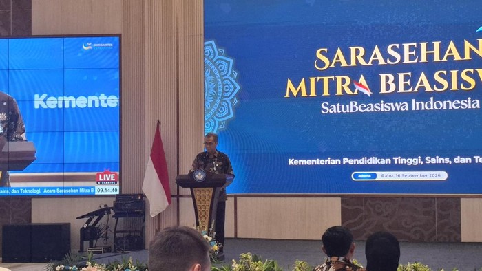 Plt Kepala Pusat Pembiayaan dan Asesmen Pendidikan Tinggi (PPAPT) Kemdiktisaintek, Sandro Mihradi dalam acara Sarasehan Mitra Beasiswa dan Platform SatuBeasiswa Indonesia di Gedung D Kemdiktisaintek, Jalan Jenderal Sudirman, Jakarta Pusat pada Rabu (16/9/2026).