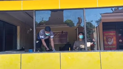 Polisi membersihkan pecahan kaca di sejumlah ruangan Polres Sumba Barat, yang dirusaki massa, Rabu (16/9/2026). (Dok. Polda NTT)