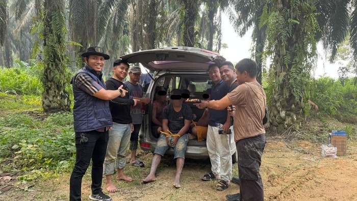 Polisi menertibkan tambang emas ilegal di Singingi Hilir, Kuansing dan mengamankan 4 pelaku, Rabu (16/9/2026).