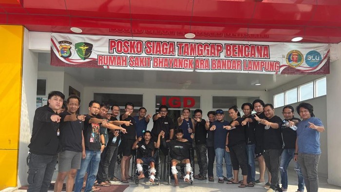 Polisi saat menangkap pria yang melepas tembakan di UIN Lampung
