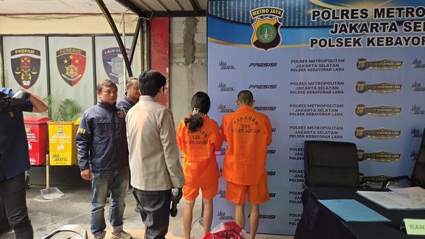 Polsek Kebayoran Lama menangkap sepasang suami istri pelaku curanmor dengan barang bukti sebanyak sembilan motor. Pelaku menggunakan modus membawa anak balitanya agar mendapat iba bila tertangkap warga.