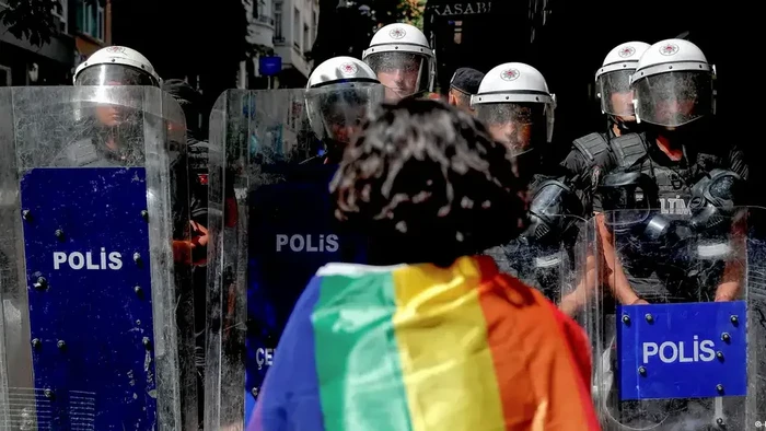 Polisi Turki melakukan penggerebekan yang menyasar komunitas LGBTQ+ (dok. Kemal Aslan/AFP/Getty Images)