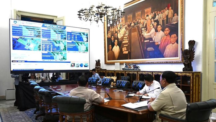 Presiden Prabowo Subianto memimpin rapat virtual bersama sejumlah menteri dan kepala lembaga untuk memonitor perkembangan penanganan bencana, Rabu (16/9/2026).