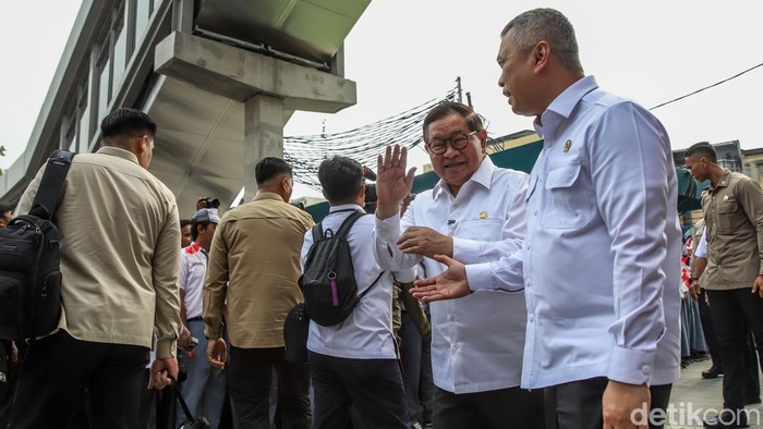 Prabowo Sapa Warga Usai Resmikan LRT Kelapa Gading-Manggarai Presiden RI Prabowo Subianto menyapa warga usai melakukan peresmian LRT Jakarta rute Kelapa Gading-Manggarai di Stasiun LRT Manggarai, Jakarta, Rabu (16/9/2026). Prabowo menyempatkan diri berinteraksi dengan warga yang berada di sekitar lokasi setelah meresmikan pengoperasian jalur LRT Jakarta tersebut. Momen tersebut menjadi bagian dari rangkaian kegiatan Presiden setelah menghadiri acara peresmian.