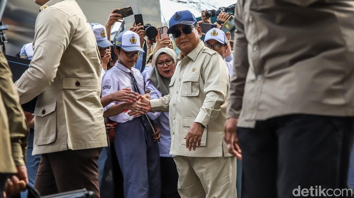 Presiden RI Prabowo Subianto menyapa warga usai melakukan peresmian LRT Jakarta rute Kelapa Gading-Manggarai di Stasiun LRT Manggarai, Jakarta, Rabu (16/9/2026). Prabowo menyempatkan diri berinteraksi dengan warga yang berada di sekitar lokasi setelah meresmikan pengoperasian jalur LRT Jakarta tersebut. Momen tersebut menjadi bagian dari rangkaian kegiatan Presiden setelah menghadiri acara peresmian.
