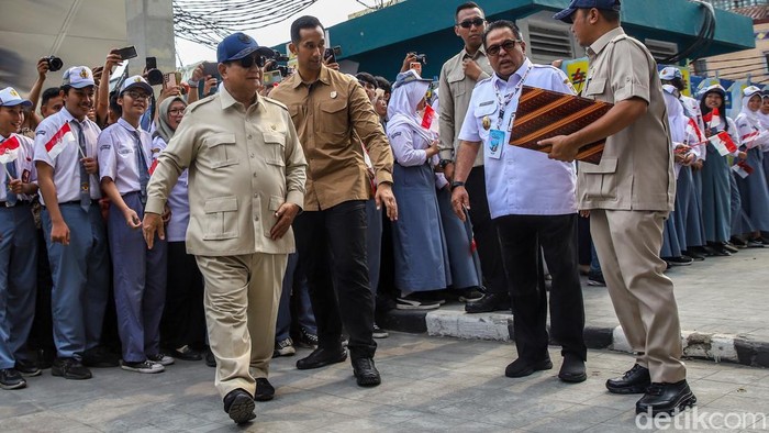 Prabowo Sapa Warga Usai Resmikan LRT Kelapa Gading-Manggarai Presiden RI Prabowo Subianto menyapa warga usai melakukan peresmian LRT Jakarta rute Kelapa Gading-Manggarai di Stasiun LRT Manggarai, Jakarta, Rabu (16/9/2026). Prabowo menyempatkan diri berinteraksi dengan warga yang berada di sekitar lokasi setelah meresmikan pengoperasian jalur LRT Jakarta tersebut. Momen tersebut menjadi bagian dari rangkaian kegiatan Presiden setelah menghadiri acara peresmian.