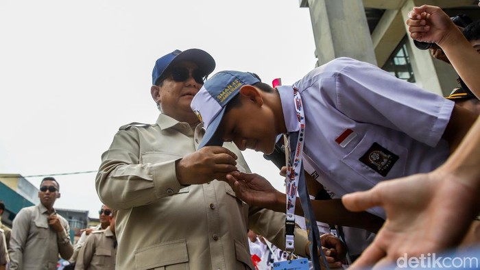 Prabowo Sapa Warga Usai Resmikan LRT Kelapa Gading-Manggarai Presiden RI Prabowo Subianto menyapa warga usai melakukan peresmian LRT Jakarta rute Kelapa Gading-Manggarai di Stasiun LRT Manggarai, Jakarta, Rabu (16/9/2026). Prabowo menyempatkan diri berinteraksi dengan warga yang berada di sekitar lokasi setelah meresmikan pengoperasian jalur LRT Jakarta tersebut. Momen tersebut menjadi bagian dari rangkaian kegiatan Presiden setelah menghadiri acara peresmian.