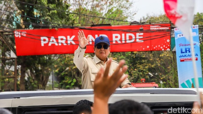 Prabowo Sapa Warga Usai Resmikan LRT Kelapa Gading-Manggarai Presiden RI Prabowo Subianto menyapa warga usai melakukan peresmian LRT Jakarta rute Kelapa Gading-Manggarai di Stasiun LRT Manggarai, Jakarta, Rabu (16/9/2026). Prabowo menyempatkan diri berinteraksi dengan warga yang berada di sekitar lokasi setelah meresmikan pengoperasian jalur LRT Jakarta tersebut. Momen tersebut menjadi bagian dari rangkaian kegiatan Presiden setelah menghadiri acara peresmian.