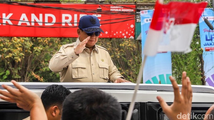 Presiden RI Prabowo Subianto menyapa warga usai melakukan peresmian LRT Jakarta rute Kelapa Gading-Manggarai di Stasiun LRT Manggarai, Jakarta, Rabu (16/9/2026).Prabowo menyempatkan diri berinteraksi dengan warga yang berada di sekitar lokasi setelah