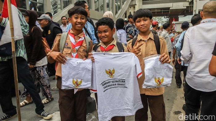 Prabowo Sapa Warga Usai Resmikan LRT Kelapa Gading-Manggarai Presiden RI Prabowo Subianto menyapa warga usai melakukan peresmian LRT Jakarta rute Kelapa Gading-Manggarai di Stasiun LRT Manggarai, Jakarta, Rabu (16/9/2026). Prabowo menyempatkan diri berinteraksi dengan warga yang berada di sekitar lokasi setelah meresmikan pengoperasian jalur LRT Jakarta tersebut. Momen tersebut menjadi bagian dari rangkaian kegiatan Presiden setelah menghadiri acara peresmian.