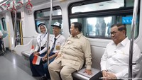 Prabowo Didampingi Pramono Naik LRT Kelapa Gading-Manggarai Sebelum Peresmian