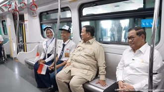 Prabowo Didampingi Pramono Naik LRT Kelapa Gading-Manggarai Sebelum Peresmian