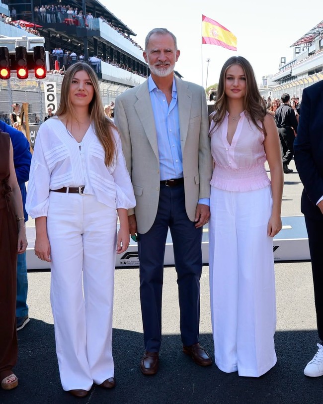 Putri Leonor menghadiri momen bersejarah saat Grand Prix Spanyol kembali ke ibu kota Madrid setelah 45 tahun. Calon ratu Spanyol itu pun datang bersama Raja Felipe dan adiknya, Infanta Sofía. Foto: Instagram @casareal.es