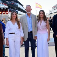 Putri Leonor menghadiri momen bersejarah saat Grand Prix Spanyol kembali ke ibu kota Madrid setelah 45 tahun. Calon ratu Spanyol itu pun datang bersama Raja Felipe dan adiknya, Infanta Sofía. Foto: Instagram @casareal.es