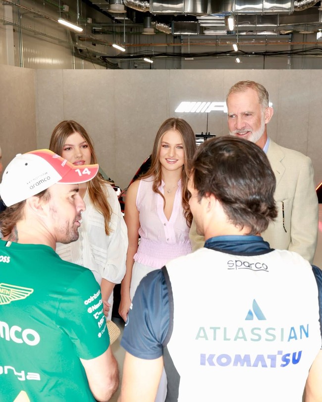 Saat mengunjungi area paddock, anggota keluarga kerajaan yang tampil dengan gaya smart casual menyempatkan diri untuk bertemu dan berpose bersama dua nama besar di dunia balap motor Spanyol, Fernando Alonso dan Carlos Sainz. Foto: Instagram @casareal.es