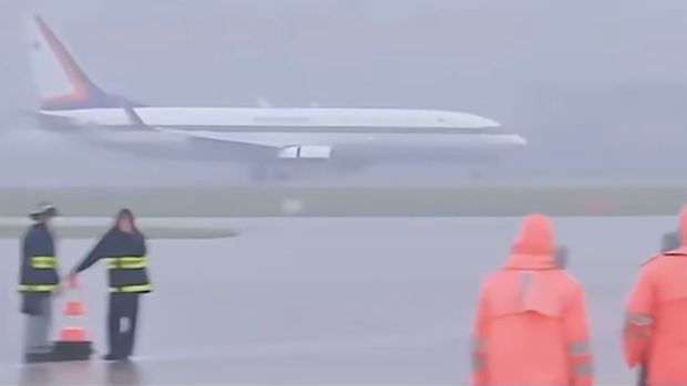 Raja Thailand Maha Vajiralongkorn menerbangkan sendiri pesawat kerajaannya menuju Hanoi, Vietnam, untuk kunjungan kenegaraan pada hari Senin (14/9). Raja Thailand Maha Vajiralongkorn menerbangkan sendiri pesawat kerajaannya menuju Hanoi, Vietnam, untuk kunjungan kenegaraan pada hari Senin (14/9). (Tangkapan layar @channelnewsasia)