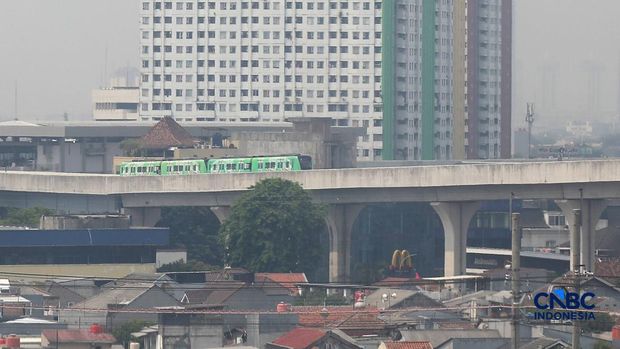 Rangkaian Lintas Raya Terpadu (LRT) Jakarta rute Kelapa Gading-Manggarai melaju di kawasan Jakarta, Rabu (16/9/2026). (CNBC Indonesia/Muhammad Sabki)