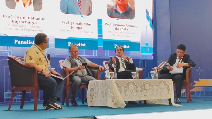 Rektor Unhas Prof Jamaluddin Jompa (kedua dari kanan) saat menjadi panelis dalam forum School of Internet (SOI) Asia di Institut Teknologi Bandung (ITB), Bandung.