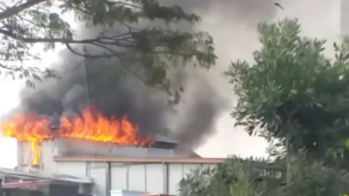 Rumah makan di Kuningan terbakar.