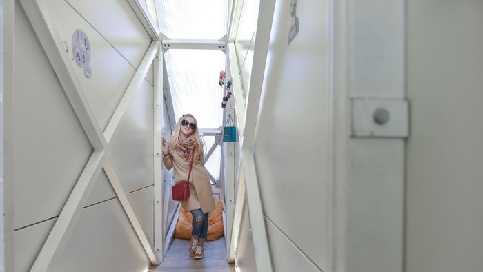 WARSAW, POLAND - APRIL 8: People pay a visit to Keret house at weekend in Warsaw, Poland on April 8, 2017. Keret house is an art installation designed by the architect Jakub Szczsny. The building measures 0,92 meters at its narrowest point and 1,52 meters at its widest point. Keret House is located between 22 Chodna Street and 74 elazna Street and has the title of the the narrowest house in the world.
 (Photo by Omar Marques/Anadolu Agency/Getty Images)