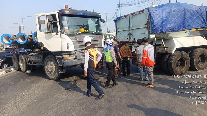 Satu unit truk mengalami mogok dan melintang di Jalan Raya Bekasi Ujung Menteng, Cakung, Jaktim, telah dievakuasi. Kemacetan kalu lintas perlahan terurai. (Dok. TMC PMJ)
