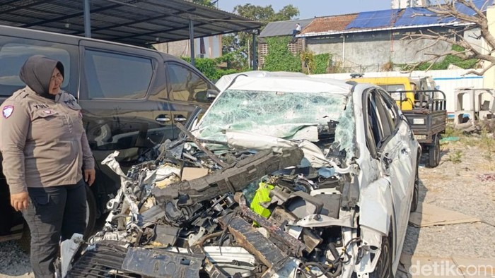 Sedan Toyota Altis yang ringsek, saat diamankan di Mapolresta Solo, Rabu (16/9/2026).