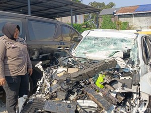Momen Ngeri Pengemudi Sedan Tewas Usai Ngebut Tabrak Motor dan Truk di Solo