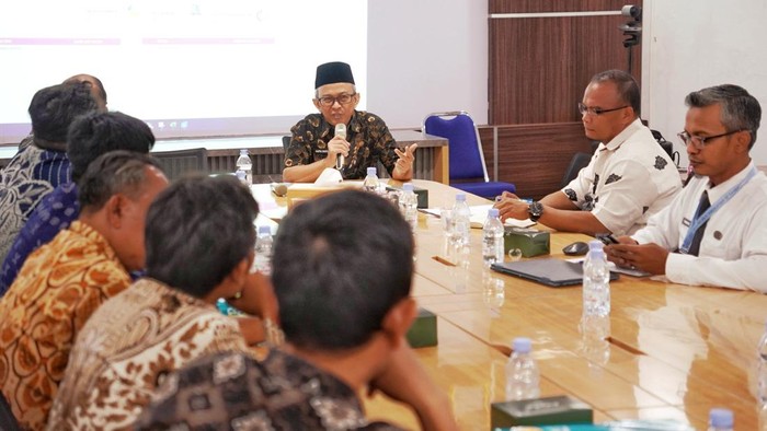 Sekretaris Dinas Kependudukan dan Pencatatan Sipil Kabupaten Karawang Saepul Muhtadin