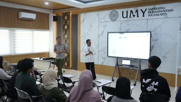 Sekretaris Universitas Muhammadiyah Yogyakarta saat melakukan peninjauan ke ruang kuliah yang sudah direnovasi.