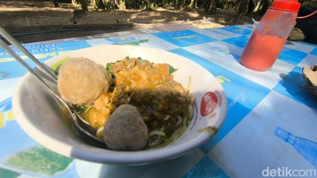 Seporsi mi ayam Wa Nana di ketinggian 1.626 MDPL Gunung Ciremai