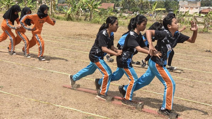 Peserta saling dorong batang bambu dalam lomba olahraga tradisional (Oltrad) dagongan di Lapang Cigorowong, Kabupaten Ciamis, Jawa Barat, Rabu (16/9/2026). Kejuaraan Oltrad yang diikuti 549 siswa dari 40 SD tersebut mempertandingkan lima cabang olahraga tradisional hadang, terompah panjang, dagongan, sumpitan, dan egrang, sebagai upaya pelestarian budaya serta sarana edukasi. ANTARA FOTO/Adeng Bustomi