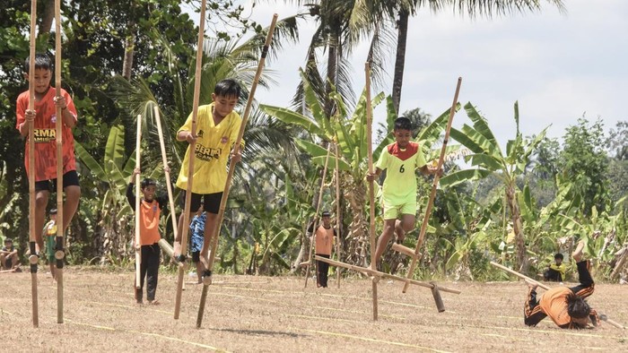 Peserta saling dorong batang bambu dalam lomba olahraga tradisional (Oltrad) dagongan di Lapang Cigorowong, Kabupaten Ciamis, Jawa Barat, Rabu (16/9/2026). Kejuaraan Oltrad yang diikuti 549 siswa dari 40 SD tersebut mempertandingkan lima cabang olahraga tradisional hadang, terompah panjang, dagongan, sumpitan, dan egrang, sebagai upaya pelestarian budaya serta sarana edukasi. ANTARA FOTO/Adeng Bustomi