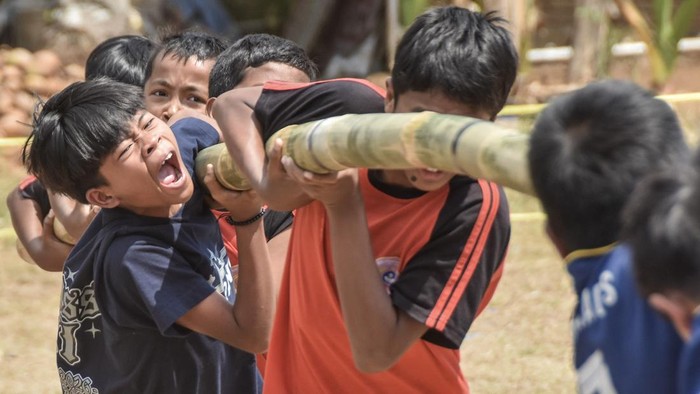 Peserta saling dorong batang bambu dalam lomba olahraga tradisional (Oltrad) dagongan di Lapang Cigorowong, Kabupaten Ciamis, Jawa Barat, Rabu (16/9/2026). Kejuaraan Oltrad yang diikuti 549 siswa dari 40 SD tersebut mempertandingkan lima cabang olahraga tradisional hadang, terompah panjang, dagongan, sumpitan, dan egrang, sebagai upaya pelestarian budaya serta sarana edukasi. ANTARA FOTO/Adeng Bustomi
