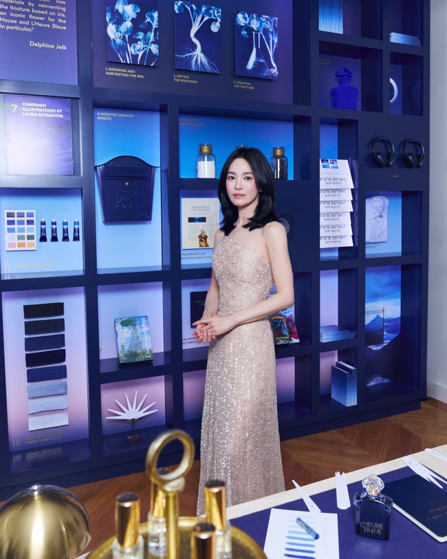 Ia mengenakan gaun pastel berhias kristal berkilauan dari MONTSAND seharga $1,122 atau setara Rp 19,8 jutaan. Foto: dok. Instagram Guerlain
