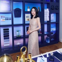 Ia mengenakan gaun pastel berhias kristal berkilauan dari MONTSAND seharga $1,122 atau setara Rp 19,8 jutaan. Foto: dok. Instagram Guerlain
