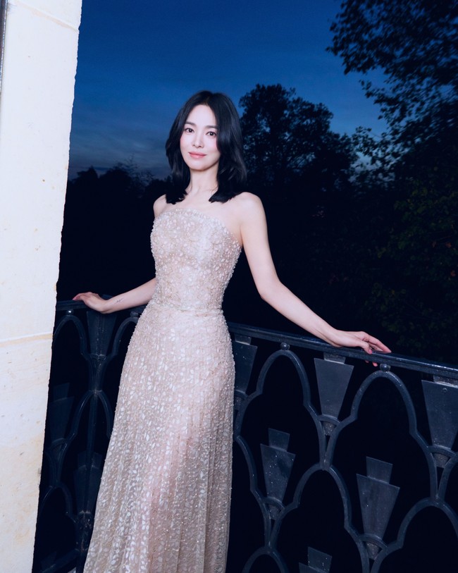 Tak sedikit yang memuji Song Hye Kyo memancarkan keanggunan secara effortless. Foto: dok. Instagram Guerlain