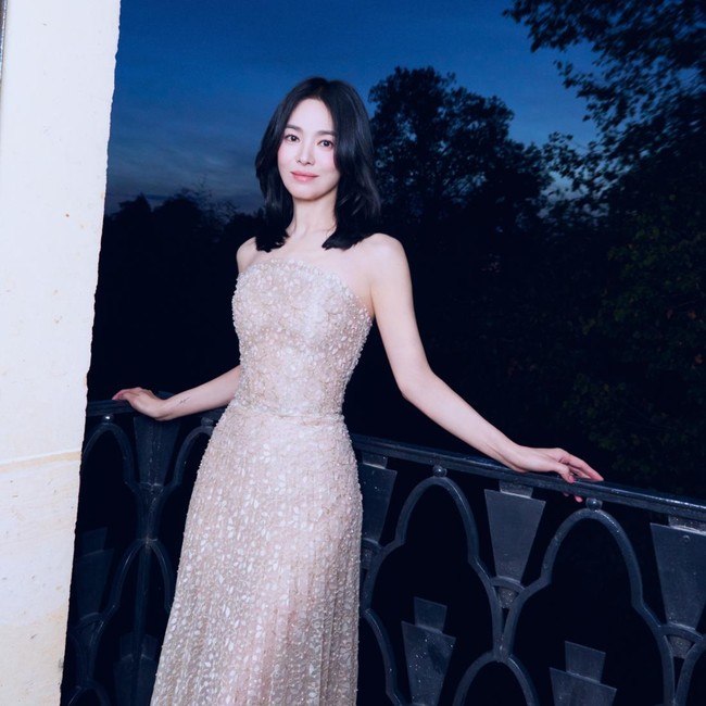 Pesona Song Hyo Kye Cantik Effortless, Berbalut Gaun Kristal di Paris