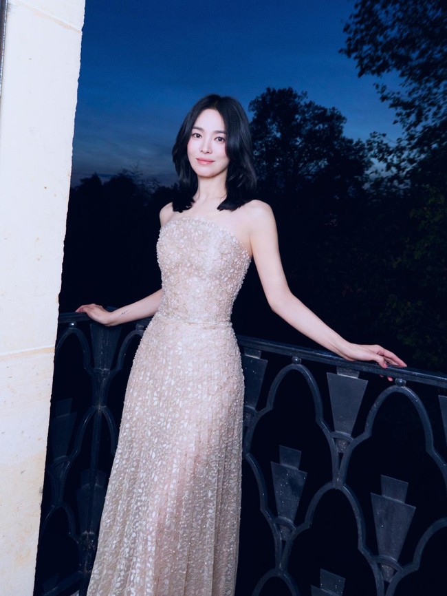 Pesona Song Hyo Kye Cantik Effortless, Berbalut Gaun Kristal di Paris