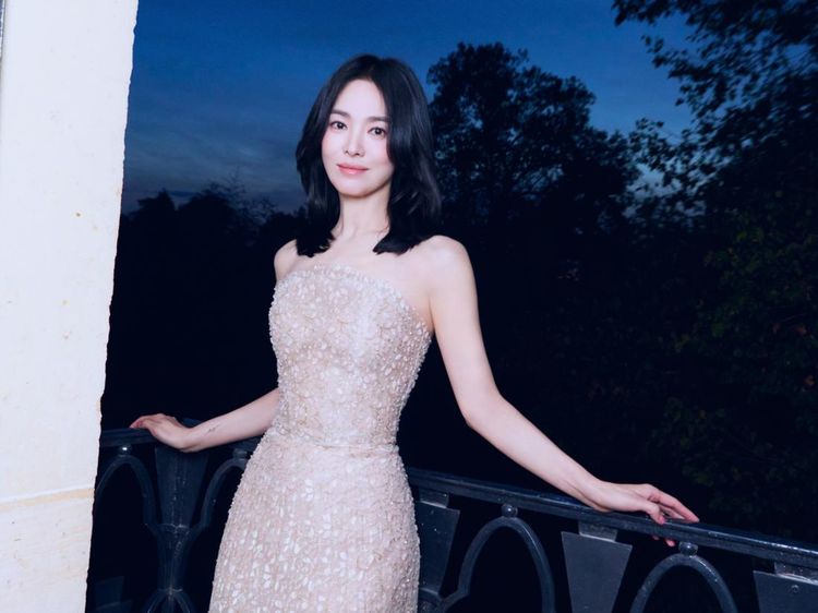 Pesona Song Hyo Kye Cantik Effortless, Berbalut Gaun Kristal di Paris