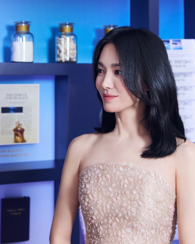 Dalam kesempatan itu, ia memancarkan pesonanya dengan rambut sebahu. Beberapa tahun terakhir, Song Hye Kyo mempertahankan rambut bondol demi drama Korea Netflix Tantara. Foto: dok. Instagram Guerlain